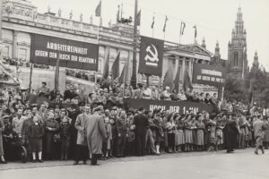 1. Mai 1957 in Wien vor dem Parlament