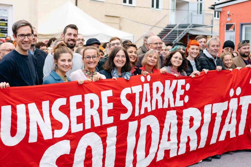 Banner: »Unsere Stärke: Solidarität!«