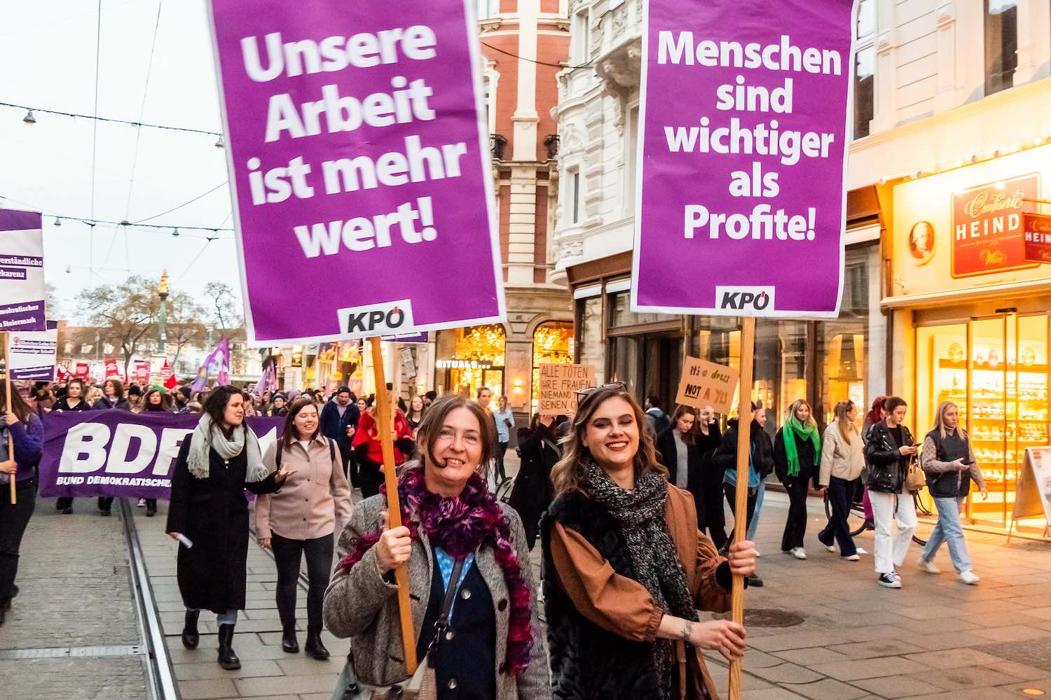 Demonstration am 8. März: »Unsere Arbeit ist mehr wert!«, »Menschen sind wichtiger als Profit!«
