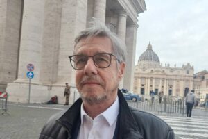 Walter Baier vor dem Petersdom in Rom.