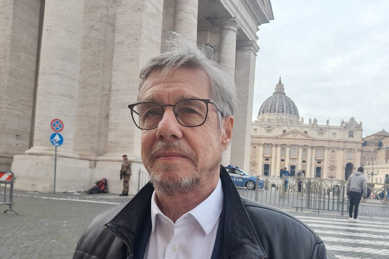 Walter Baier vor dem Petersdom in Rom.