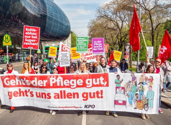 Mai-Demonstration der KPÖ mit Transparent »Geht´s der Pflege gut, geht´s uns allen gut!«