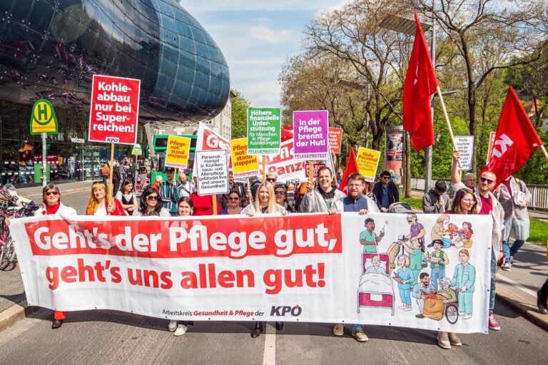 Mai-Demonstration der KPÖ mit Transparent »Geht´s der Pflege gut, geht´s uns allen gut!«