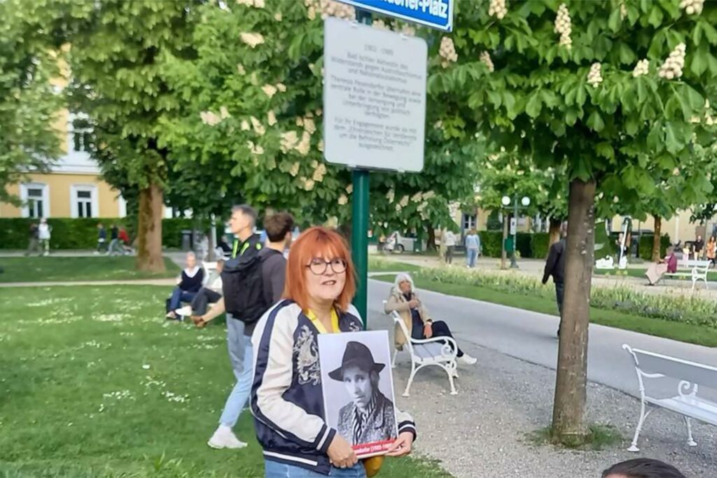 Gerlinde Grünn bei der Eröffnung des Theresia-Pesendorfer-Platzes in Bad Ischl im Mai 2024
